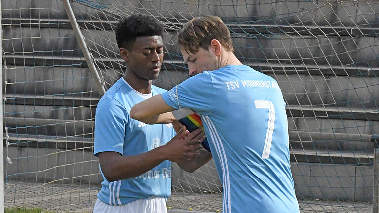 Rhöner Fußball-Nachlese - Teamkollegen unterstützen sich: In diesem Fall bekommt Niklas Markart Unterstützung von Diego Rosero Quinones beim Überziehen der Kapitänsbinde, die der Münnerstädter vom ausgewechselten Janik Markert übernahm. Rhöner Fußball-Nachlese - Teamkollegen unterstützen sich: In diesem Fall bekommt Niklas Markart Unterstützung von Diego Rosero Quinones beim Überziehen der Kapitänsbinde, die der Münnerstädter vom ausgewechselten Janik Markert übernahm.