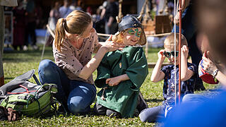 Fantasyfestival in Gaukönigshofen       -  Zahlreiche Menschen besuchen am Samstag (12.04.25) das Fantasyfestival mit Mittelalter-Markt auf dem Festplatz in Gaukönigshofen.