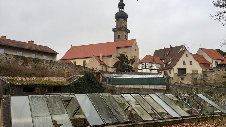 Das Loose-Areal in Mellrichstadt soll ein völlig neues Gesicht erhalten und zu einem Freizeitgelände umgestaltet werden. Als erste Maßnahme werden die alten Gewächshäuser entfernt, gefolgt von der Sanierung der Stadtmauer. Dann geht es an die Geländemodellierung.