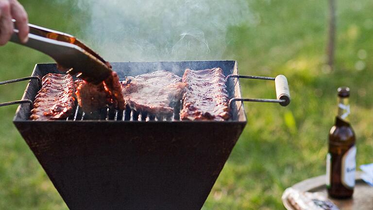 Beim Grillen und Bier trinken (Symbolbild) hatten es zwei Männer vor dem früheren Mellrichstädter Netto-Markt gemütlich gemacht. Allerdings handelt es sich dabei um Privatgelände. Beim Grillen und Bier trinken (Symbolbild) hatten es zwei Männer vor dem früheren Mellrichstädter Netto-Markt gemütlich gemacht. Allerdings handelt es sich dabei um Privatgelände.