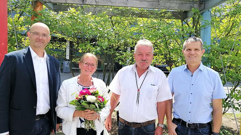Nach mehr als 40 Dienstjahren wurde Lehrer Klaus Schiffmann in den Ruhestand verabschiedet. Auf dem Bild (von links nach rechts) Ralf Streit (Vertreter des Kollegiums), Esta Schiffmann, Klaus Schiffmann und Walter Rothaug, Rektor der Mittelschule Bad Neustadt. Nach mehr als 40 Dienstjahren wurde Lehrer Klaus Schiffmann in den Ruhestand verabschiedet. Auf dem Bild (von links nach rechts) Ralf Streit (Vertreter des Kollegiums), Esta Schiffmann, Klaus Schiffmann und Walter Rothaug, Rektor der Mittelschule Bad Neustadt.