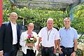 Nach mehr als 40 Dienstjahren wurde Lehrer Klaus Schiffmann in den Ruhestand verabschiedet. Auf dem Bild (von links nach rechts) Ralf Streit (Vertreter des Kollegiums), Esta Schiffmann, Klaus Schiffmann und Walter Rothaug,&nbsp;Rektor der Mittelschule Bad Neustadt.