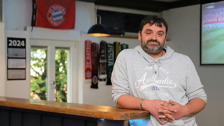 Björn Schiebel ist glühender Bayern-Fan, das ist nicht zu übersehen. In seiner neueröffneten Sportsbar in Gerolzhofen dreht sich nahezu alles um die angeblich schönste Sache im Leben. Björn Schiebel ist glühender Bayern-Fan, das ist nicht zu übersehen. In seiner neueröffneten Sportsbar in Gerolzhofen dreht sich nahezu alles um die angeblich schönste Sache im Leben.