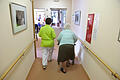 Pflegekräfte in der Altenpflege       -  ARCHIV - Eine Pflegekraft begleitet am 17.04.2012 in Weingarten (Kreis Ravensburg) in einem Altenheim eine ältere Dame am Rollator. Die deutschen Arbeitsmarktdaten für November 2016 werden am 30.11.2016 bekanntgegeben. Zudem gibt es Prognosen für 2017. +++(c) dpa - Bildfunk+++ | Verwendung weltweit