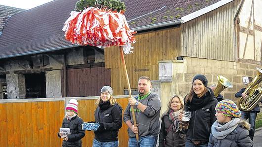 Ein kleiner Kirchweihbaum führte den Falsbrunner Umzug an, dahinter folgte die Blaskapelle „Rauhe Ebrach“. Ein kleiner Kirchweihbaum führte den Falsbrunner Umzug an, dahinter folgte die Blaskapelle „Rauhe Ebrach“.