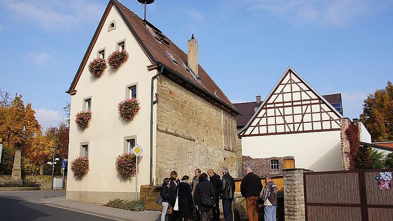 Der Wunsch nach einem Dorfgemeinschaftshaus mit Erweiterung der Bücherei neben dem Alten Rathaus in Euerbach könnte durch das neue Förderprogramm &bdquo;Innen statt Außen&rdquo; verwirklicht werden.