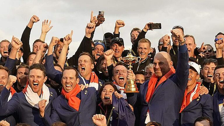 GOLF-FRA-RYDER-CUP-DAY THREE       -  Gemeinsamer Jubel: Die europäischen Golfer feiern ihren Sieg mit den Greenkeepern um Frank Czarnietzki (links hinter dem Pokal) vom GC Maria Bildhausen.