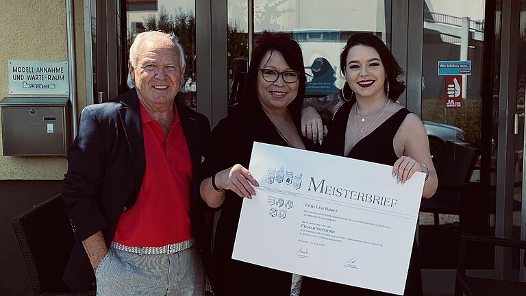 Drei-Meister-Familie aus Langenprozelten: Dieter Slany mit Tochter Tanja Bauer und Enkelin Lea Bauer vor der Friseur-Akademie Meininghaus in Forchheim.