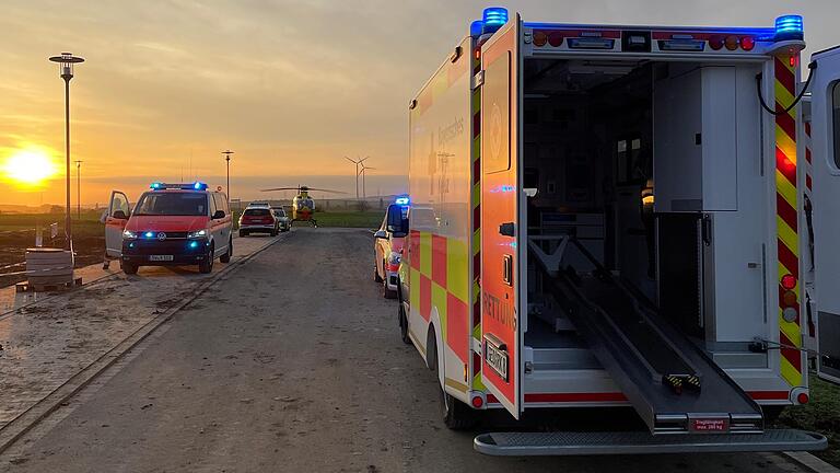 Zum Transport des Verletzten beim Arbeitsunfall im Neubaugebiet landete auch der Rettungshubschrauber. Zum Transport des Verletzten beim Arbeitsunfall im Neubaugebiet landete auch der Rettungshubschrauber.