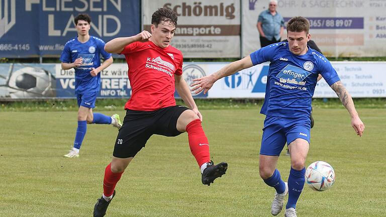 Tobias Burger (links) von der DJK Schwebenried/Schwemmelsbach spielt den Ball vor Sandro Kramosch vom ASV Rimpar. Beide Mannschaften treffen im Landesliga-Eröffnungsspiel in Rimpar aufeinander. Tobias Burger (links) von der DJK Schwebenried/Schwemmelsbach spielt den Ball vor Sandro Kramosch vom ASV Rimpar. Beide Mannschaften treffen im Landesliga-Eröffnungsspiel in Rimpar aufeinander.