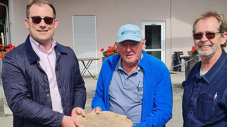 Von links nach rechts: Bürgermeister Florian Atzmüller, Peter Schühler und Heimatpfleger Roland Heinlein bei der Übergabe des Mahlsteins - Von links nach rechts: Bürgermeister Florian Atzmüller, Peter Schühler und Heimatpfleger Roland Heinlein bei der Übergabe des Mahlsteins Von links nach rechts: Bürgermeister Florian Atzmüller, Peter Schühler und Heimatpfleger Roland Heinlein bei der Übergabe des Mahlsteins - Von links nach rechts: Bürgermeister Florian Atzmüller, Peter Schühler und Heimatpfleger Roland Heinlein bei der Übergabe des Mahlsteins