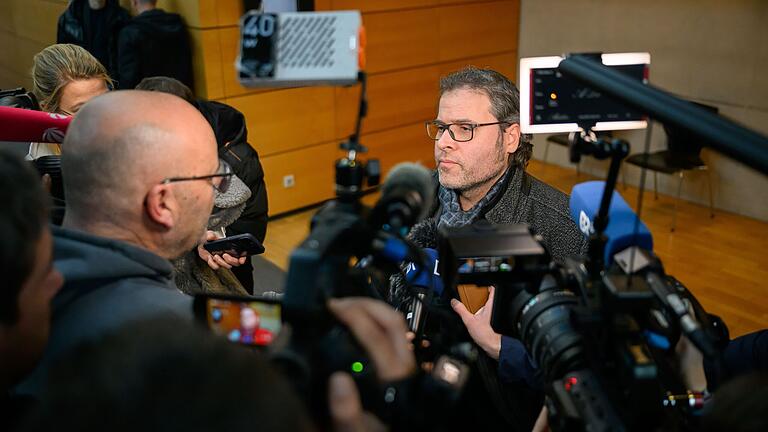 Verteidiger Hans-Jochen Schrepfer bezeichnet die Urteilsbegründung als 'nicht nachvollziehbar' und kündigt an, in Revision zu gehen. Verteidiger Hans-Jochen Schrepfer bezeichnet die Urteilsbegründung als 'nicht nachvollziehbar' und kündigt an, in Revision zu gehen.