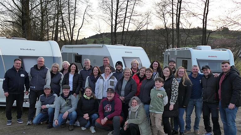 Die Camping-Gemeinschaft, die sich heuer zum dritten Mal zum „Ancampen“ trifft, genießt das Beisammensein unter Gleichgesinnten. - Die Camping-Gemeinschaft, die sich heuer zum dritten Mal zum „Ancampen“ trifft, genießt das Beisammensein unter Gleichgesinnten. Die Camping-Gemeinschaft, die sich heuer zum dritten Mal zum „Ancampen“ trifft, genießt das Beisammensein unter Gleichgesinnten. - Die Camping-Gemeinschaft, die sich heuer zum dritten Mal zum „Ancampen“ trifft, genießt das Beisammensein unter Gleichgesinnten.