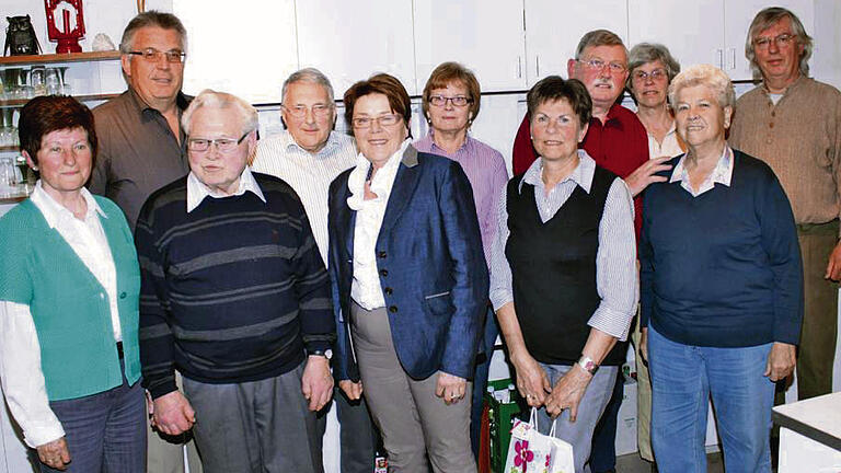 Treue Mitglieder: Die Vorsitzende Wander- und Kulturvereins, Helga Hofmann-Schmittner (von links), ehrte für 40-jährige Mitgliedschaft im Ochsenfurter Wander- und Kulturverein Gerhard Wingenfeld, Otto Karl Pregitzer, Egon Hofmann, Christa Wingenfeld, Herta Hofmann, Gisela Schmittner, Albin Falk, Renate Fuchs, Gerlinde Falk und Winfried Fuchs, verhindert war Marianne Beuschel. Treue Mitglieder: Die Vorsitzende Wander- und Kulturvereins, Helga Hofmann-Schmittner (von links), ehrte für 40-jährige Mitgliedschaft im Ochsenfurter Wander- und Kulturverein Gerhard Wingenfeld, Otto Karl Pregitzer, Egon Hofmann, Christa Wingenfeld, Herta Hofmann, Gisela Schmittner, Albin Falk, Renate Fuchs, Gerlinde Falk und Winfried Fuchs, verhindert war Marianne Beuschel.