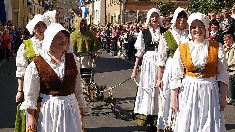 Im geplanten Buch über Brauchtum im Landkreis Rhön-Grabfeld, das im Herbst erscheinen soll, wird unter anderem der Hollstädter Pflugzug beschrieben, der letztmals 2010 stattfand. Repro: Reinhold Albert Im geplanten Buch über Brauchtum im Landkreis Rhön-Grabfeld, das im Herbst erscheinen soll, wird unter anderem der Hollstädter Pflugzug beschrieben, der letztmals 2010 stattfand. Repro: Reinhold Albert