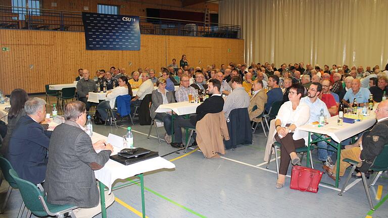 Volles Haus: Der Info-Abend der CSU in der Turnhalle in Grettstadt zu einer möglichen Wiederbelebung der alten Trasse der Steigerwaldbahn stieß auf großes Publikumsinteresse. Volles Haus: Der Info-Abend der CSU in der Turnhalle in Grettstadt zu einer möglichen Wiederbelebung der alten Trasse der Steigerwaldbahn stieß auf großes Publikumsinteresse.