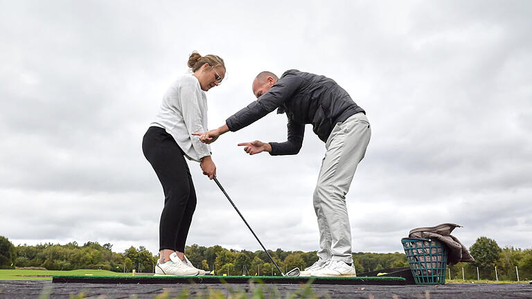Das Schnuppergolfen auf dem Golfplatz in Löffelsterz kommt gut an. In diesem Jahr waren schon 70 Interessenten dabei. Auch Reporterin Rita Steger-Frühwacht probierte es aus.