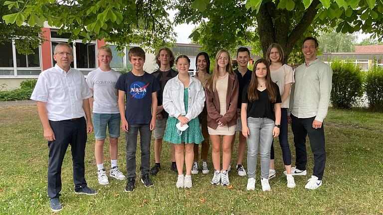 Auf dem Foto von links Schulleiter OStD W. Klose, T. Fell, J. Stein, F. Warmuth, S. Hepp, M. Reichert, S. Michaelis, F. Volz, M. Schneider, V. Tempcke, Dr. C. Forster. Auf dem Foto von links Schulleiter OStD W. Klose, T. Fell, J. Stein, F. Warmuth, S. Hepp, M. Reichert, S. Michaelis, F. Volz, M. Schneider, V. Tempcke, Dr. C. Forster.