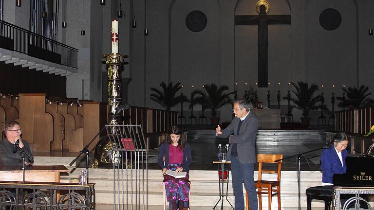 Im Rahmen der Münsterschwarzacher Büchertage hatten die Besucher am Samstagabend Gelegenheit, Bestsellerautor Navid Kermani bei einer Autorenlesung live zu erleben. Gemeinsam mit dem Percussionisten Manos Tsangaris (links), der Schauspielerin Sarah Sandeh und der Pianistin Pi-hsien Chen (rechts) sorgte der preisgekrönte Schriftsteller in der Abteikirche für ein außergewöhnliches Hörerlebnis. Im Rahmen der Münsterschwarzacher Büchertage hatten die Besucher am Samstagabend Gelegenheit, Bestsellerautor Navid Kermani bei einer Autorenlesung live zu erleben. Gemeinsam mit dem Percussionisten Manos Tsangaris (links), der Schauspielerin Sarah Sandeh und der Pianistin Pi-hsien Chen (rechts) sorgte der preisgekrönte Schriftsteller in der Abteikirche für ein außergewöhnliches Hörerlebnis.