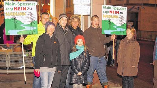 Im Kampf gegen SuedLink: Burgsinns Bürgermeister Robert Herold (Zweiter von rechts) griff für ein Pressefoto spontan zum Protest-Schild. Schnell sammelte sich eine Reihe von Mitstreitern um ihn, die die „Monstertrasse“ durch den Sinngrund verhindern wollen. Im Kampf gegen SuedLink: Burgsinns Bürgermeister Robert Herold (Zweiter von rechts) griff für ein Pressefoto spontan zum Protest-Schild. Schnell sammelte sich eine Reihe von Mitstreitern um ihn, die die „Monstertrasse“ durch den Sinngrund verhindern wollen.