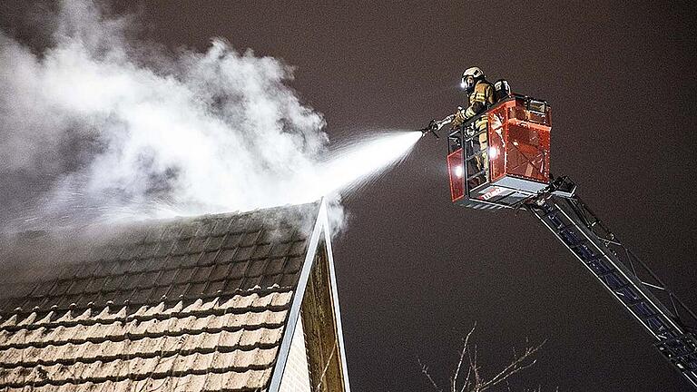 Wohnhausbrand im Haßfurter Stadtteil Sailershausen: bis in den Montagmorgen dauerten die Löscharbeiten. Wohnhausbrand im Haßfurter Stadtteil Sailershausen: bis in den Montagmorgen dauerten die Löscharbeiten.