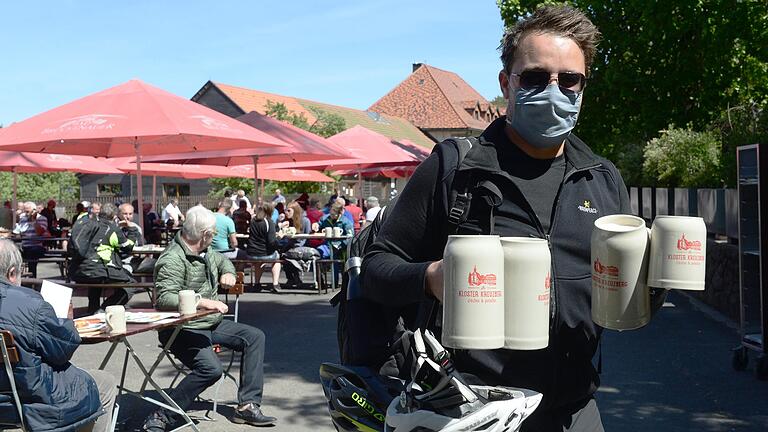 Vatertag am Kreuzberg: Michael Büttner aus Mühlbach holt Kreuzberg-Bier für seine Freunde. Vatertag am Kreuzberg: Michael Büttner aus Mühlbach holt Kreuzberg-Bier für seine Freunde.
