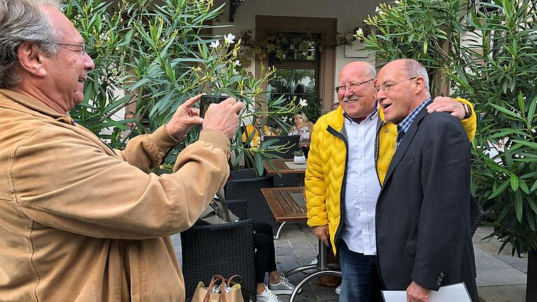Erinnerungsfoto beim Wahlkampfendspurt in Schweinfurt: Willy Dekant, ehemals Betriebsratsvorsitzender von ZF (Mitte), mit Gregor Gysi und Direktkandidat Klaus Ernst (links). Erinnerungsfoto beim Wahlkampfendspurt in Schweinfurt: Willy Dekant, ehemals Betriebsratsvorsitzender von ZF (Mitte), mit Gregor Gysi und Direktkandidat Klaus Ernst (links).