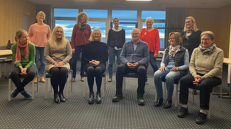 Ausbidungskurs 2021 mit Franz Feineis und Co-Leitung (Johanna Fürst, Sarah Ledermann, Verena Kiefer, Ellen Klein, Martina Stieler, Anneke Schilling, Franz Feineis, Bettina Specht, Elisabeth Virnekäs (Co-Leitung), Petra Hanschke, Birgit Modigell). Ausbidungskurs 2021 mit Franz Feineis und Co-Leitung (Johanna Fürst, Sarah Ledermann, Verena Kiefer, Ellen Klein, Martina Stieler, Anneke Schilling, Franz Feineis, Bettina Specht, Elisabeth Virnekäs (Co-Leitung), Petra Hanschke, Birgit Modigell).