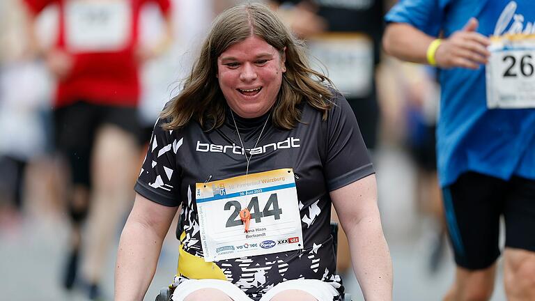 Schon das zweite Mal mit dem Rollstuhl dabei war Anna Haas beim WUE2RUN.&nbsp;