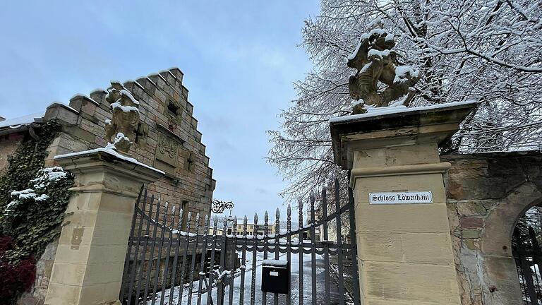 Schloss Löwenhain soll zum Tennisinternat werden: In den letzten Wochen und Monaten fanden im Innenhof und Gartenbereich archäologische Voruntersuchungen statt. Schloss Löwenhain soll zum Tennisinternat werden: In den letzten Wochen und Monaten fanden im Innenhof und Gartenbereich archäologische Voruntersuchungen statt.