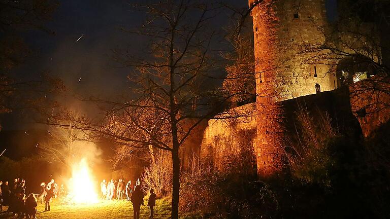 Walpurgisfeuer auf der Gamburg. Walpurgisfeuer auf der Gamburg.