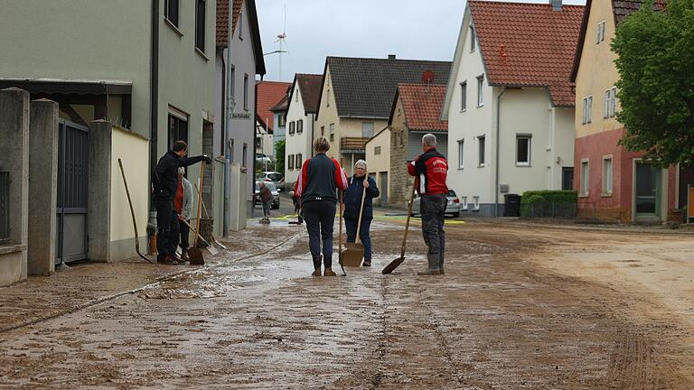 Gummistiefel waren am Freitagmorgen die wichtigsten Kleidungsstücke in Schwanfeld. Starke Regenfälle hatten in der Nacht Erde und Schlamm in die Ortsmitte geschwemmt. Besonders betroffen war der Adenauerplatz und dessen Umgebung. Gummistiefel waren am Freitagmorgen die wichtigsten Kleidungsstücke in Schwanfeld. Starke Regenfälle hatten in der Nacht Erde und Schlamm in die Ortsmitte geschwemmt. Besonders betroffen war der Adenauerplatz und dessen Umgebung.