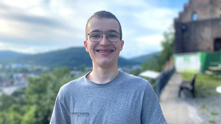 Julian Steidle (18) aus Karlburg gibt heuer im Chor der 'Fledermaus' seine Premiere auf der Scherenburg-Bühne. Julian Steidle (18) aus Karlburg gibt heuer im Chor der 'Fledermaus' seine Premiere auf der Scherenburg-Bühne.
