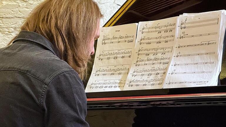Am Piano spielt Lukas Gernet.       -  Am Piano spielt Lukas Gernet.