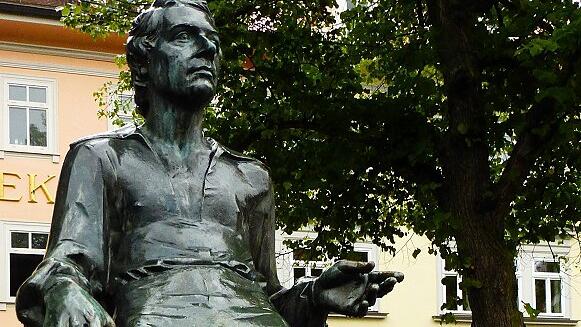 Verkrampfter Deutscher? Bach-Denkmal im thüringischen Arnstadt von Bildhauer Bernd Göbel .