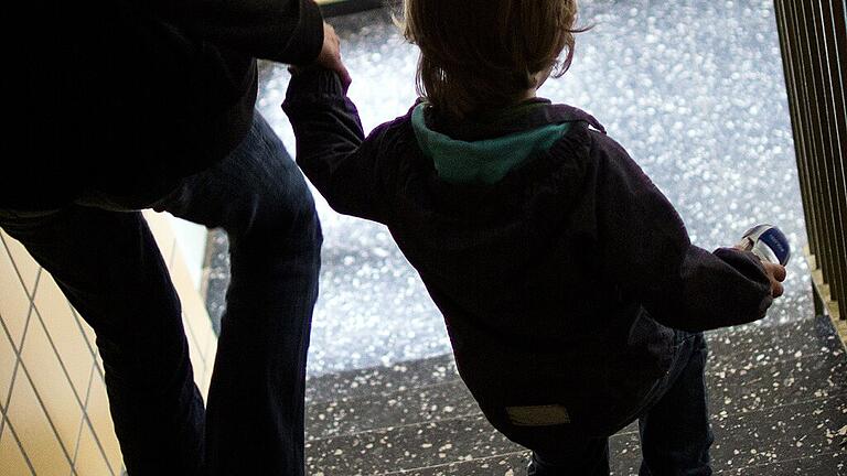 Studie belegt wachsende soziale Ungleichheit in Deutschland       -  Vielen Familien reicht das laufende Einkommen nach einer neuen Studie nicht zur Deckung ihres grundsätzlichen Bedarfs.