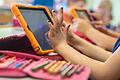 Grundschüler arbeiten auf diesem Symbolbild mit Tablets. Das Thema Digitalisierung der Schulen hat durch die Corona-Pandemie gerade während des Lockdowns Fahrt aufgenommen, auch in der Stadt Schweinfurt.