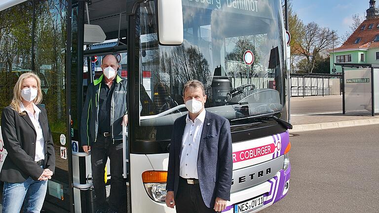 In Bad Königshofen freute sich Bürgermeister Thomas Helbling (rechts) über die neue Anbindung ins Coburger Land. Unser Bild zeigt ihn mit Claudia Herbig, Geschäftsführerin der OVB, und Busfahrer Heinz Geis