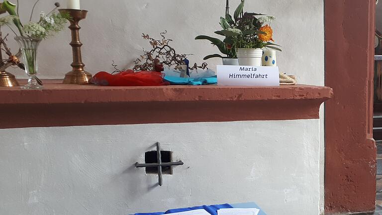 Der Kinderaltar zum Thema Maria Himmelfahrt. Der Kinderaltar zum Thema Maria Himmelfahrt.