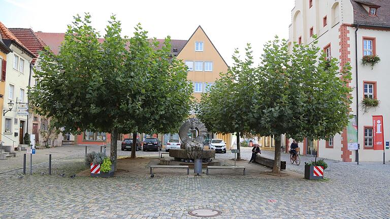 Der Marktbrunnen soll erhalten bleiben, der Bereich wird aber größtenteils umgestaltet. Einen angeregten Tausch des Brunnen-Areals mit dem im Süden geplanten Platanendach lehnt der Landschaftsarchitekt aber kategorisch auch aus Gründen von Sichtachsen ab.