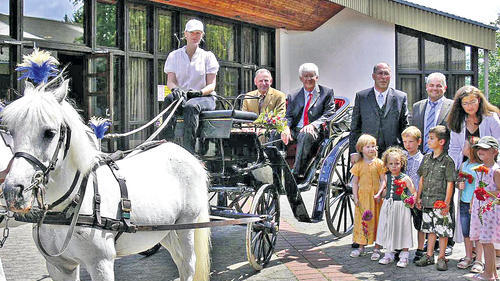 Mit der Kutsche von Zuhause abgeholt: Norbert Götz (links) und Altbürgermeister Günter Stock. Begrüßt wurden sie von Bürgermeister Waldemar Brohm, Bürgermeister Günter Muth (Erlabrunn) und 2. Bürgermeisterin Christine Haupt-Kreuzer (Margetshöchheim). Mit der Kutsche von Zuhause abgeholt: Norbert Götz (links) und Altbürgermeister Günter Stock. Begrüßt wurden sie von Bürgermeister Waldemar Brohm, Bürgermeister Günter Muth (Erlabrunn) und 2. Bürgermeisterin Christine Haupt-Kreuzer (Margetshöchheim).