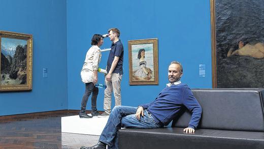 Der Künstler und eines seiner von Museumsbesuchern erstellten Kunstwerke: Erwin Wurm vor „Organisation von Liebe“. Der Künstler und eines seiner von Museumsbesuchern erstellten Kunstwerke: Erwin Wurm vor „Organisation von Liebe“.