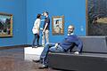 Der Künstler und eines seiner von Museumsbesuchern erstellten Kunstwerke: Erwin Wurm vor &bdquo;Organisation von Liebe&ldquo;.