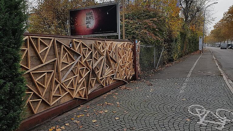 Das Hans-Bunte-Areal in Freiburg: Das Tor zur Diskothek ist verschlossen. In einem Gebüsch, das an das Grundstück angrenzt, sollen mehrere junge Männer am 14. Oktober eine 18-Jährige vergewaltigt haben.