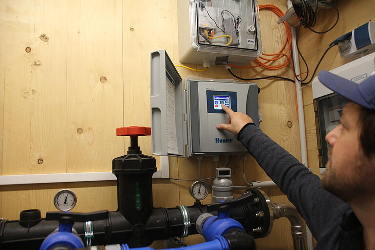 Die Technik der Bewässerungsanlage lässt sich über dieses Modul im Pumpenhäuschen steuern oder auch via Smartphone direkt im Weinberg oder von zuhause aus. Die Technik der Bewässerungsanlage lässt sich über dieses Modul im Pumpenhäuschen steuern oder auch via Smartphone direkt im Weinberg oder von zuhause aus.