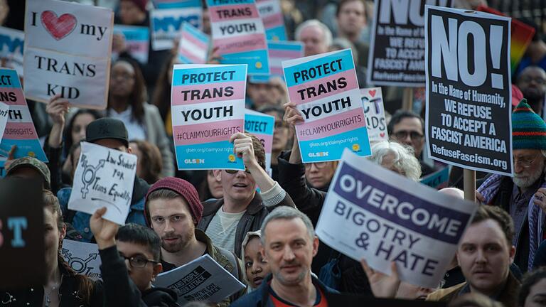 Proteste gegen Rücknahme des Transgender-Schutzes - Bereits in seiner ersten Amtszeit hob Trump ein Diskriminierungsverbot gegen transgeschlechtliche Menschen im Gesundheitswesen auf, was zu Protesten führte. (Archivbild) Proteste gegen Rücknahme des Transgender-Schutzes - Bereits in seiner ersten Amtszeit hob Trump ein Diskriminierungsverbot gegen transgeschlechtliche Menschen im Gesundheitswesen auf, was zu Protesten führte. (Archivbild)