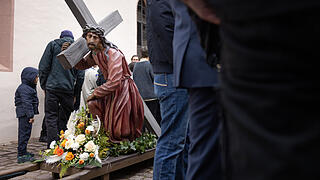 Karfreitagsprozession Lohr am Main       -  Angehörige verschiedener Handwerkszünfte ziehen am 18.04.25 in einer Karfreitagsprozession durch die Innenstadt von Lohr am Main (Landkreis Main-Spessart).