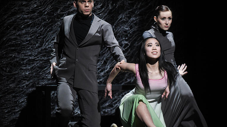 Ballettabend am Mainfrankentheater Würzburg. Der erste Teil zeigt 'Der Tod und das Mädchen' und der zweite Teil ist eine Ballettinszenierung des Requiem von Wolfgang Amadeus Mozart.