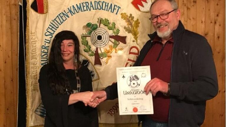 Als erste Amtshandlung konnte der neue Vorsitzende Johann Urban die neue Schützenkönigin Angelika Nöleke beglückwünschen.