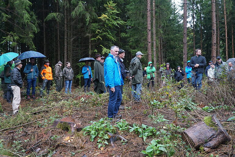 Forstbetriebsleiter Matthias Wallrapp beim Waldbegang mit hochrangigen Gästen im Schondratal. Forstbetriebsleiter Matthias Wallrapp beim Waldbegang mit hochrangigen Gästen im Schondratal.